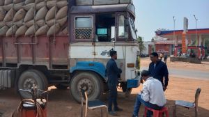  धान खरीदी कार्य अंतर्गत जिला स्तरीय उड़न दस्ता दल द्वारा की जा रही सघन जाँच की कार्रवाई