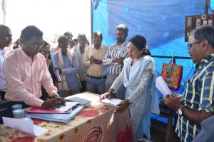 कलेक्टर ने धान खरीदी केन्द्रों में की व्यवस्थाओं का लिया जायजा