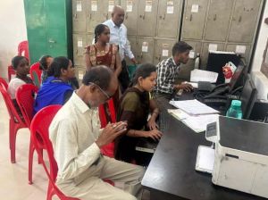 मतदाताओं को बीएलओ के माध्यम से घर-घर जाकर किया जा रहा गणना पत्रक का वितरण