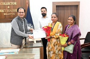 कलेक्टर ने उत्कृष्ट कार्य के लिए बीएलओ का किया सम्मान