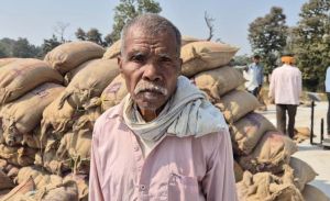  अम्बागढ़ चौकी के कलकसा के किसान धनेश राम ने स्वयं के मोबाइल से कटा टोकन, जताई खुशी