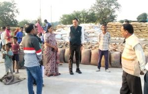  संभागायुक्त  सत्यनारायण राठौर ने धान खरीदी केन्द्र खप्परवाड़ा का निरीक्षण किया