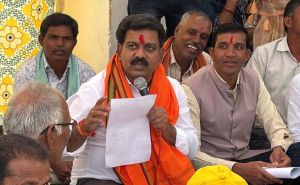 उपमुख्यमंत्री विजय शर्मा ने भैंसबोड़ में चौपाल लगाकर जमीन पर बैठ सुनीं ग्रामीणों की समस्याएं उपमुख्यमंत्री विजय शर्मा ने भैंसबोड़ में चौपाल लगाकर जमीन पर बैठ सुनीं ग्रामीणों की समस्याएं