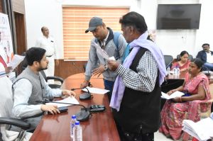 कलेक्टर ने जनदर्शन में सुनी नागरिकों की समस्याएं, आवासीय पट्टा और ऋण वसूली के मामलों पर शीघ्र कार्रवाई के दिए निर्देश कलेक्टर ने जनदर्शन में सुनी नागरिकों की समस्याएं, आवासीय पट्टा और ऋण वसूली के मामलों पर शीघ्र कार्रवाई के दिए निर्देश