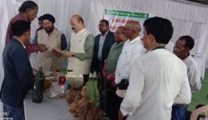 कुलपति ने किया कृषि विज्ञान केंद्र, बस्तर का भ्रमण एवं कृषकों का किया मार्गदर्शन कुलपति ने किया कृषि विज्ञान केंद्र, बस्तर का भ्रमण एवं कृषकों का किया मार्गदर्शन