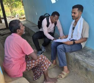 पहाड़-नदियों को पार कर हर मतदाता तक पहुँच रहा लोकतंत्र का संदेश पहाड़-नदियों को पार कर हर मतदाता तक पहुँच रहा लोकतंत्र का संदेश