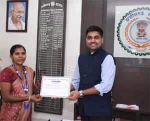 कलेक्टर ने एसआईआर में उत्कृष्ट कार्य करने वाले बीएलओ को प्रशस्ति पत्र देकर किया सम्मानित कलेक्टर ने एसआईआर में उत्कृष्ट कार्य करने वाले बीएलओ को प्रशस्ति पत्र देकर किया सम्मानित