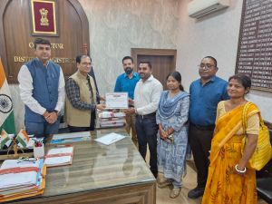  कलेक्टर ने बेहतरीन कामों के लिए तीन बीएलओ का किया सम्मान