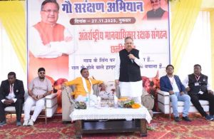  विधानसभा अध्यक्ष डॉ. रमन सिंह ने गौ संरक्षण के लिए मवेशियों के गले एवं सींग में लगाई रेडियम पट्टी