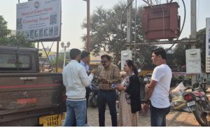  निगम  ने सड़क पर गन्दगी फैलाने पर लवकुश फर्नीचर  पर 2000 रूपये का किया जुर्माना 