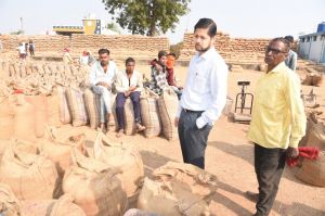 कलेक्टर श्री सिंह ने पाटन विकासखण्ड में धान खरीदी और एसआईआर कार्य का किया निरीक्षण