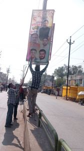 नगर निवेश उड़न दस्ता ने जीईमार्ग में रोड डिवाइडर के मध्य नो फ्लेक्स जोन में लगाए गए बैनरों, पोस्टरों को हटाया