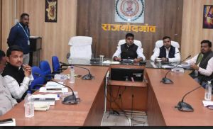  कलेक्टर ने धान खरीदी के मद्देनजर समिति प्रबंधकों एवं पटवारियों की ली बैठक