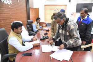  शासकीय सड़क पर अवैध निर्माण आवेदक ने जनदर्शन में लगाई गुहार