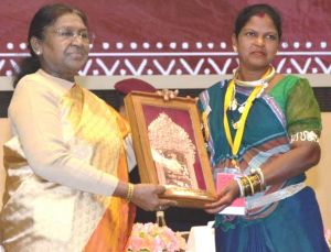   राष्ट्रपति द्रौपदी मुर्मु के हाथों हीराबाई झरेका बघेल राष्ट्रीय हस्तशिल्प पुरस्कार से सम्मानित