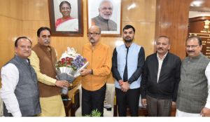  राज्यपाल  रमेन डेका से विधायक राजेश  मूणत ने सौजन्य भेंट की