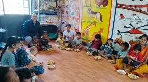 बच्चों के चेहरों पर मुस्कान, कर्मचारियों का जन्मदिन बना यादगार