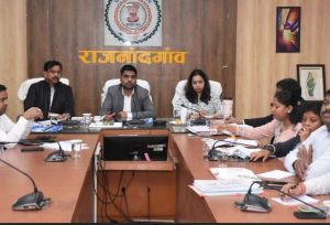  शासन की विभिन्न योजनाओं के तहत जिले तथा शहर के विकास के लिए सभी अधिकारी प्रतिबद्धतापूर्वक करें कार्य : कलेक्टर