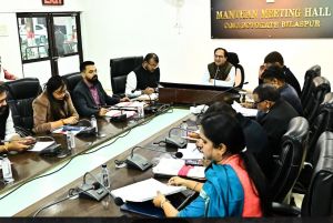  कलेक्टर ने की प्रधानमंत्री फसल बीमा योजना की समीक्षा