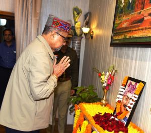 राज्यपाल ने शहीद वीर नारायण सिंह को दी श्रद्धांजलि राज्यपाल ने शहीद वीर नारायण सिंह को दी श्रद्धांजलि
