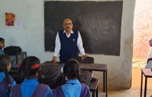 दुर्ग जिला शिक्षा अधिकारी ने किया स्कूलों का निरीक्षण दुर्ग जिला शिक्षा अधिकारी ने किया स्कूलों का निरीक्षण