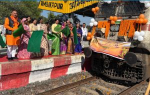 अम्बिकापुर रेलवे स्टेशन से 850 श्रद्धालुओं को लेकर भारत गौरव ट्रेन काशी-अयोध्या धाम के लिए रवाना,