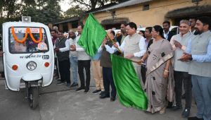  डोर-टू-डोर अपशिष्ट संग्रहण कार्य में ई-रिक्शों के उपयोग से स्वच्छता दीदियों को होगी श्रम व समय की बचत : उद्योग मंत्री 