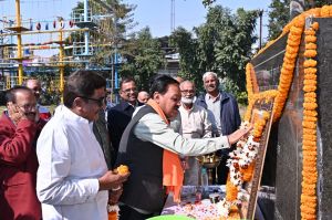 राष्ट्र कवि मैथिली शरण  गुप्त की पुण्यतिथि पर निगम अमर गिदवानी,  गहोई वैश्य समाज रायपुर के पदाधिकारियों ने प्रतिमा स्थल पर किया सादर नमन