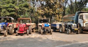 अवैध रेत परिवहन के मामले में 9 ट्रैक्टर जब्त अवैध रेत परिवहन के मामले में 9 ट्रैक्टर जब्त