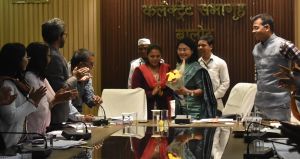 पदोन्नति के उपरांत स्थानांतरित होने पर खनिज अधिकारी मीनाक्षी साहू को दी गई विदाई 