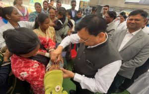   बच्चों को पोलियो की खुराक पिलाकर मंत्री  लखनलाल देवांगन ने किया पल्स पोलियो अभियान का शुभारंभ