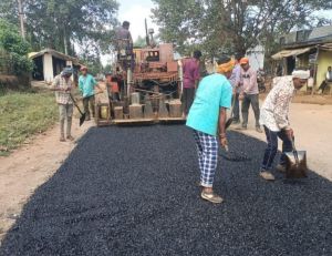प्रधानमंत्री ग्राम सड़क योजना अंतर्गत सड़कों की मरम्मत कार्य जारी