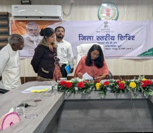 जनदर्शन में विभिन्न मांगों एवं शिकायतों को लेकर पहुंचे ग्रामीण