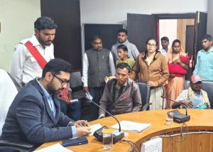 कलेक्टर श्री लंगेह ने जन चौपाल में सुनी लोगों की समस्याएं