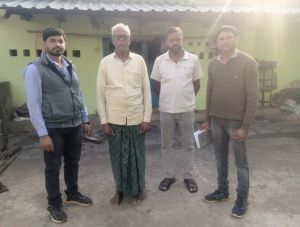  बालोद जिले में धान की अवैध खरीदी बिक्री की रोकथाम सुनिश्चित करने हेतु किया जा रहा है किसानों के धान का भौतिक सत्यापन