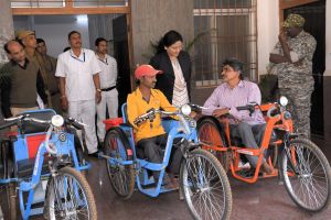  कलेक्टर ने जनदर्शन में दिव्यांग चैतराम, श्रवण कुमार  एवं ढाल सिंह को बैटरी चलित ट्राय सायकल तथा जगदीश राम को प्रदान किया श्रवण यंत्र 