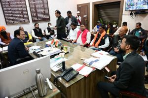 कलेक्टर संजय अग्रवाल ने ली राजनीतिक दलों बैठक