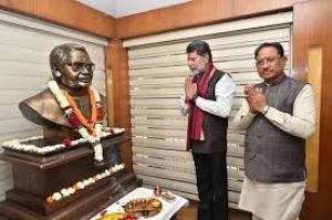 मुख्यमंत्री साय व किरण देव ने अटलजी की प्रतिमा पर पुष्पांजलि अर्पित की