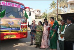  जिला पंचायत अध्यक्ष  नम्रता सिंह ने तीर्थ यात्री बस को हरी झंडी दिखाकर किया रवाना