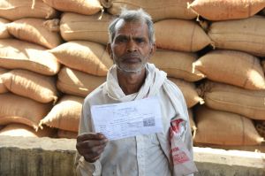 धान बेचकर बैंक ऋण राशि पटाने में कामयाब रहा सदाराम