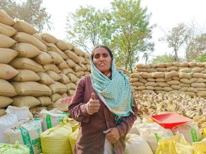 समर्थन मूल्य में धान खरीदी से किसानों के जीवन में आर्थिक खुशहाली का नया संचार समर्थन मूल्य में धान खरीदी से किसानों के जीवन में आर्थिक खुशहाली का नया संचार