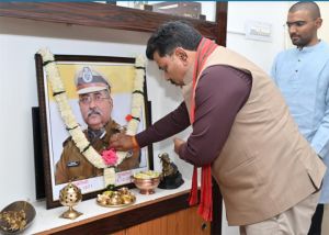  उप मुख्यमंत्री विजय शर्मा ने आईपीएस अधिकारी श्री प्रखर पांडेय को दी श्रद्धांजलि