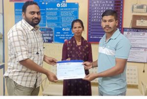 ’बिहान योजना से जुड़ी महिला समूह की सदस्य के परिवार को मिला प्रधानमंत्री जीवन ज्योति बीमा का लाभ ’बिहान योजना से जुड़ी महिला समूह की सदस्य के परिवार को मिला प्रधानमंत्री जीवन ज्योति बीमा का लाभ