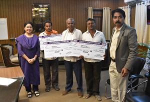 कलेक्टर श्रीमती मिश्रा ने विद्युत दुर्घटना में मृत पशु मालिकों को मुआवजा राशि का किया चेक वितरण