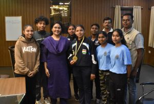 कलेक्टर ने राष्ट्रीय बाक्सिंग प्रतियोगिता हेतु चयनित छात्रा कुमारी दिपाली एवं बाक्सिंग खिलाड़ियों से की मुलाकात 