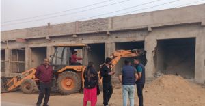  नगर निगम जोन 8 ने वार्ड 1 में  अवैध रूप से निर्मित लगभग 18 दुकानों को तोड़ा  