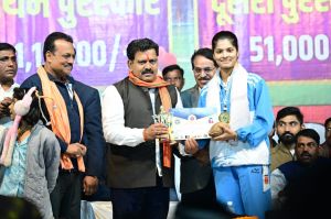   उपमुख्यमंत्री विजय शर्मा ने साउथ एशियन बॉल बैडमिंटन चैंपियनशिप में स्वर्ण पदक जीतने वाली  रिया तिवारी का किया सम्मान