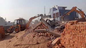 निगम ने पुरैना क्षेत्र में भिन्न 3 स्थानो पर निर्माणाधीन अवैध निर्माणो को जेसीबी से तोडा निगम ने पुरैना क्षेत्र में भिन्न 3 स्थानो पर निर्माणाधीन अवैध निर्माणो को जेसीबी से तोडा