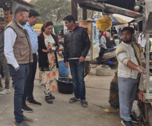  नगर निगम जोन 5 ने गंदगी फैलाने पर 12 फल ठेले, पान दुकान वालो पर 5200 रू. जुर्माना किया 