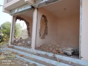  निगम ने भाठागांव मार्ग में अनुमति के विपरीत निर्मित व्यवसायिक दुकान को तोड़ा 